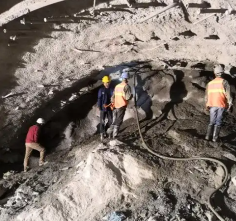 平定隧道拱顶带模注浆料，微膨胀注浆料的特点及施工工艺